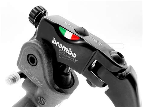 Immagine di una pompa freno Brembo radiale su una moto sportiva