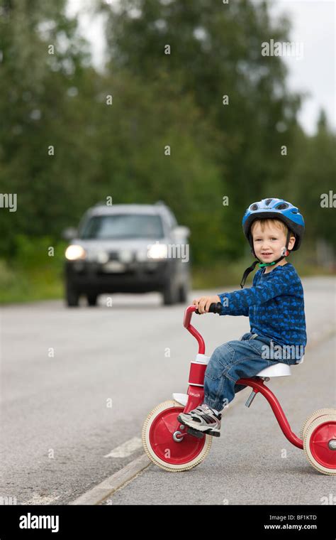 Bambino seduto sul triciclo Vespetta Giacquinto con cestino