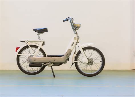 Ragazzi su ciclomotori Piaggio negli anni '70