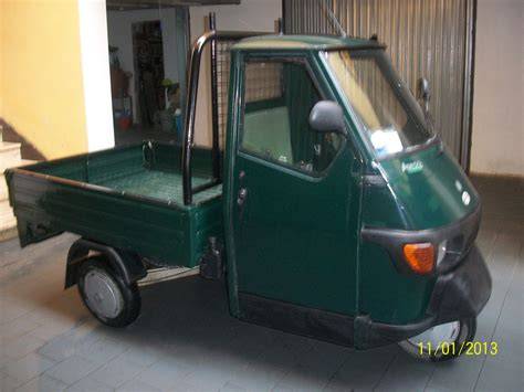 Veicolo Ape Piaggio: tre ruote e cassone
