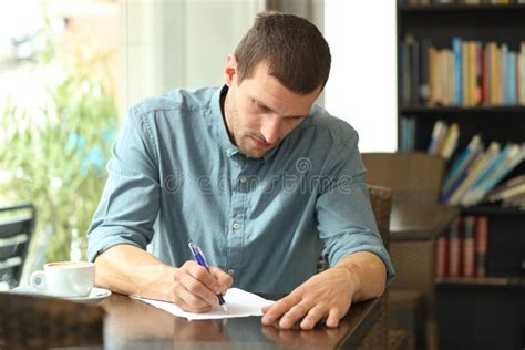 Una persona che scrive su un diario
