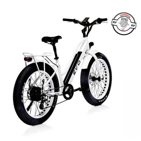 Una Bad Bike EVO parcheggiata in un contesto urbano moderno