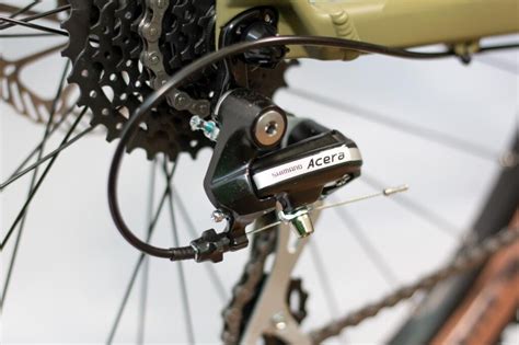 Primo piano della trasmissione Shimano Acera di una Bad Bike EVO