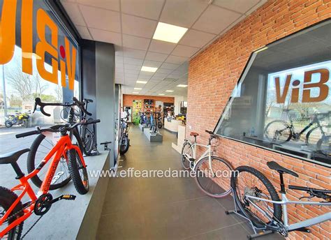 Interno di uno showroom Bike Evo con diverse biciclette esposte