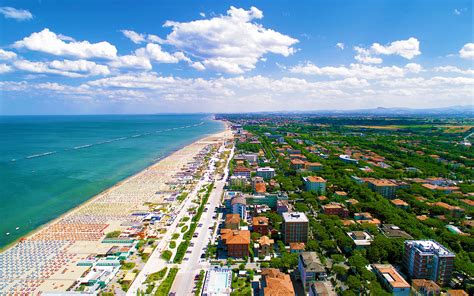 Panorama di Cesenatico con il lungomare