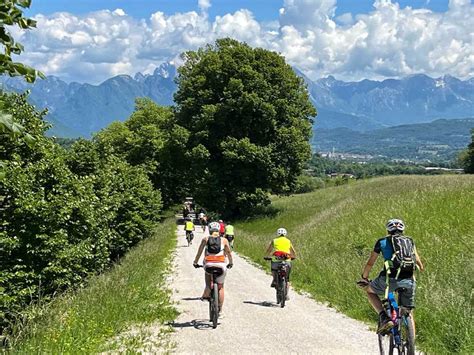 Cicloturisti in un parco svedese