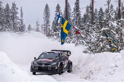 Ciclista sulla neve in Svezia