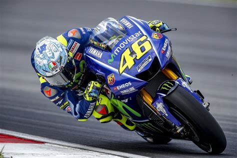 Valentino Rossi con la sua prima moto da competizione