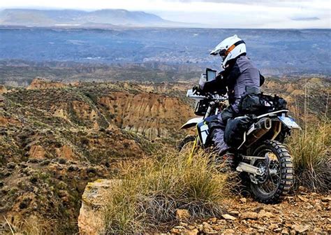 Strada panoramica con moto da enduro