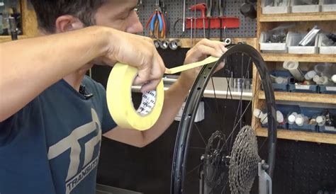Nastro sigillante tubeless applicato su un cerchio