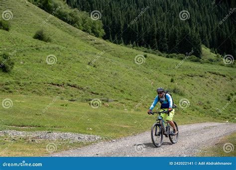 Ciclista in azione su un sentiero di montagna