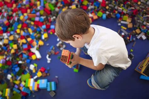 Bambino che costruisce un go-kart con un kit
