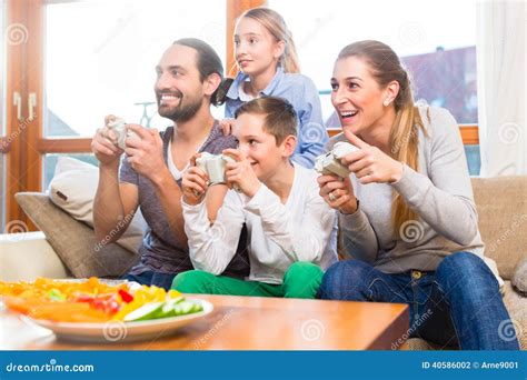 Famiglia che gioca insieme con un go-kart Infento personalizzato