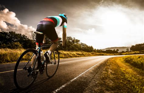 Una ciclista su una bicicletta da corsa Sava in un paesaggio panoramico.