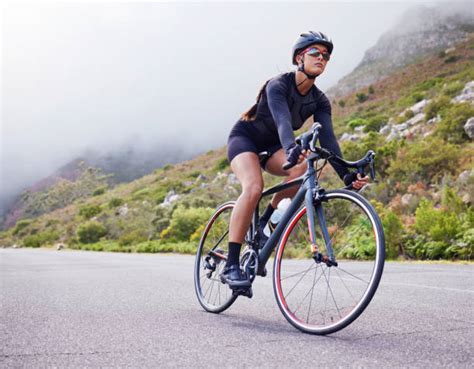Un ciclista sorride mentre pedala su una bicicletta Sava.