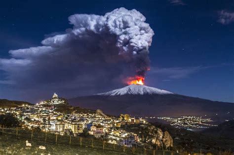 Panorama dell'Etna con sentieri vulcanici