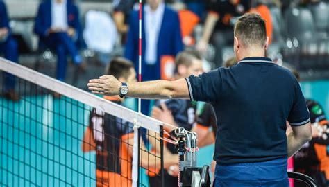 Arbitro di pallavolo durante una partita
