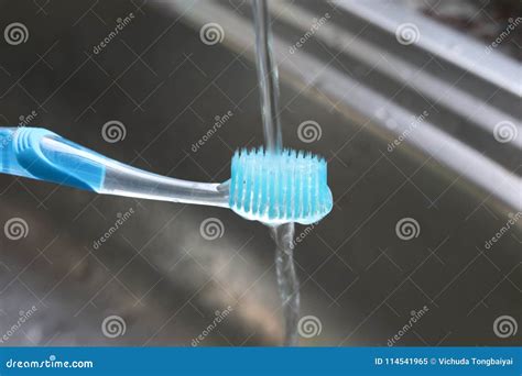 Pulizia dettagliata con spazzolino da denti