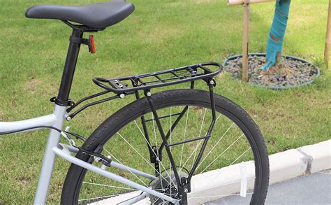 Bicicletta con portapacchi posteriore carico di borse