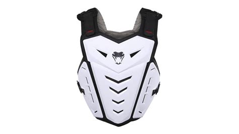 Bambino con equipaggiamento completo da motocross: casco, gilet protettivo, ginocchiere