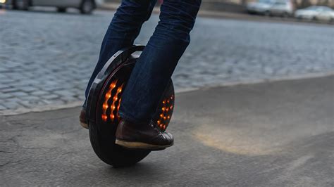 Illustrazione di un hoverboard e di un monoruota elettrico affiancati.