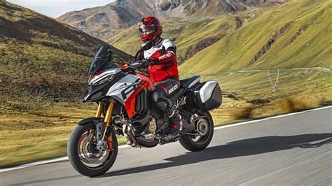 Ducati Multistrada in un paesaggio montano