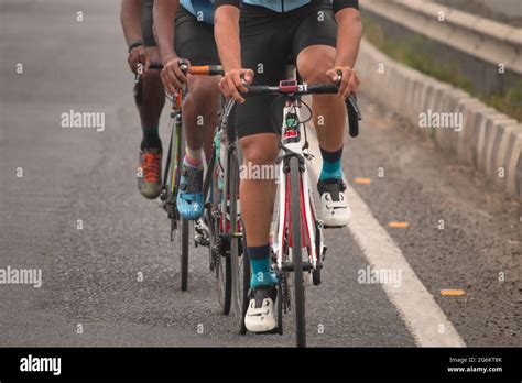 Ciclisti in gara su un circuito stradale