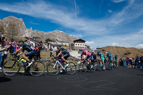 Gruppo di ciclisti in salita durante una gara