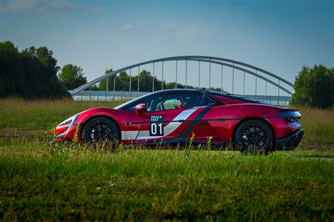 Illustrazione concettuale di una hypercar che stabilisce un record di velocità
