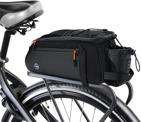 Bicicletta con portapacchi anteriore carico di borsa