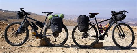 Bicicletta da cicloturismo equipaggiata con borse laterali e portapacchi anteriore