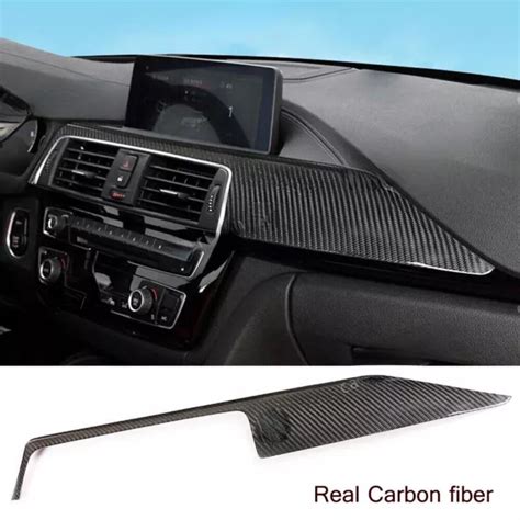 Dettaglio del cruscotto di uno scooter con copri contachilometri in fibra di carbonio