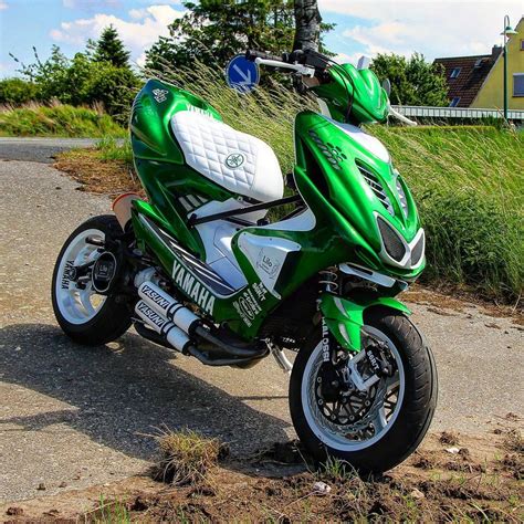 Scena di strada con diversi scooter Yamaha Aerox personalizzati