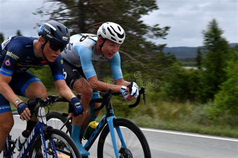 Ciclisti in gara in una competizione di fixed gear