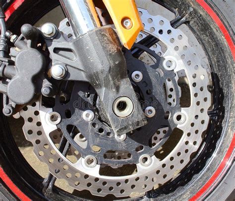 Primo piano di una pinza freno di una motocicletta