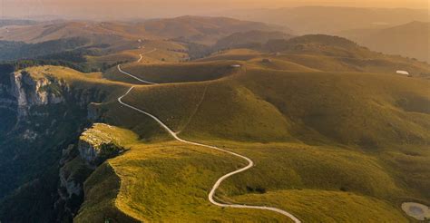 Panoramica dei Monti Lessini con strade tortuose