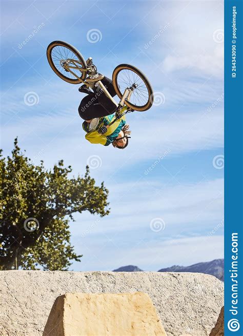 Atleta BMX in volo durante un salto