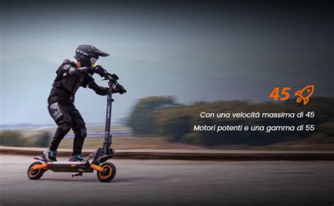 Persona in sella a uno scooter con indosso un supporto lombare