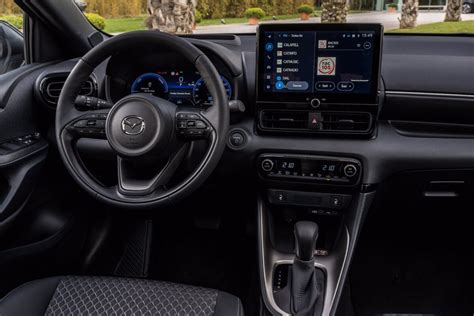 Interni della Mazda 2 con focus sul cruscotto e schermo infotainment