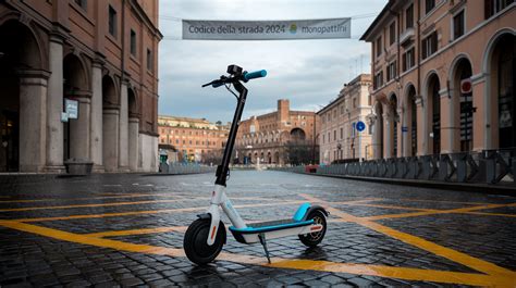 Monopattini elettrici Helbiz parcheggiati in una strada cittadina