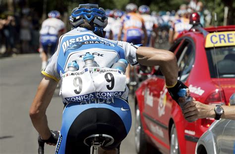 ciclista che lancia una borraccia ai tifosi