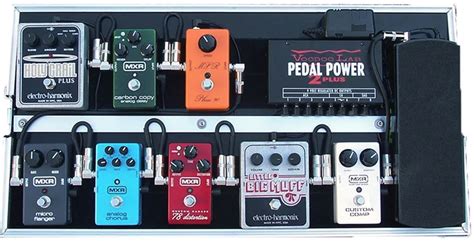 Schema di una pedaliera effetti con un accordatore Korg Pitchblack Advance e alimentazione in parallelo