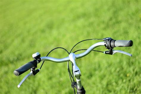 Manubrio di una bicicletta con comandi cambio integrati nei freni