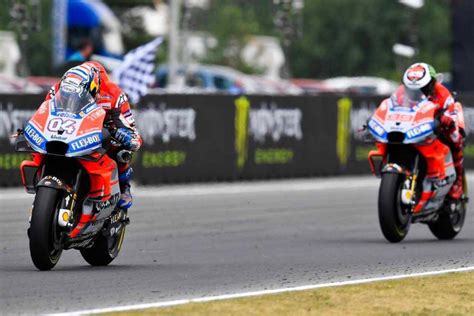 Andrea Dovizioso e Jorge Lorenzo in un box Ducati