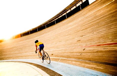 Ciclista in azione su una pista di velodromo