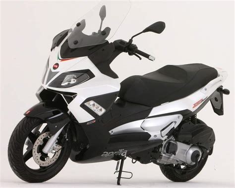 Aprilia SR Max 300 in movimento