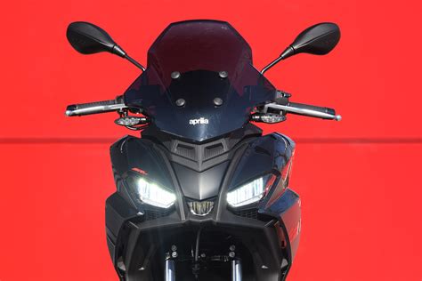 Dettaglio del cruscotto LCD dell'Aprilia SR Max 300