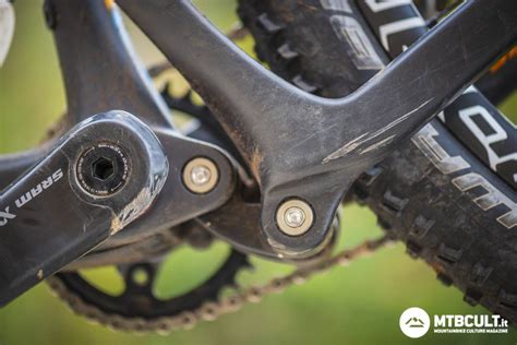 Dettaglio del telaio in carbonio con cavi interni di una Haibike FLYON