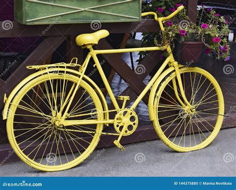 Bicicletta Atala vintage gialla in primo piano