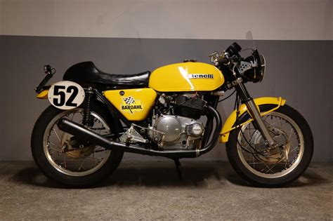 Vista posteriore della Benelli Tornado 650S con silenziatori
